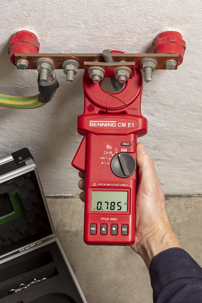 BENNING CM4, BENNING Clamp meter I(AC) 0-600A,U,R,f, CATIII